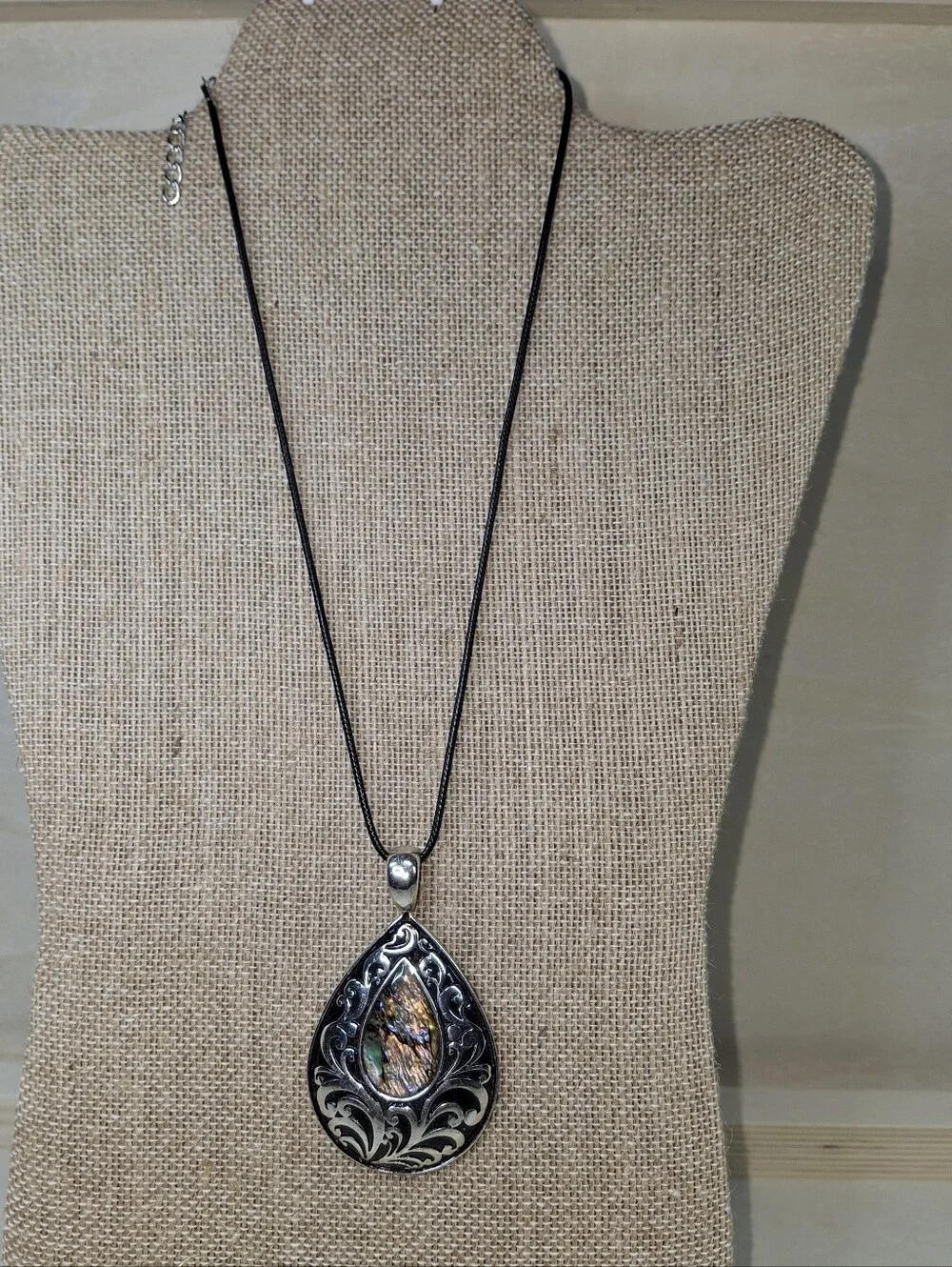 Vintage Teardrop-shaped Pendant Necklace